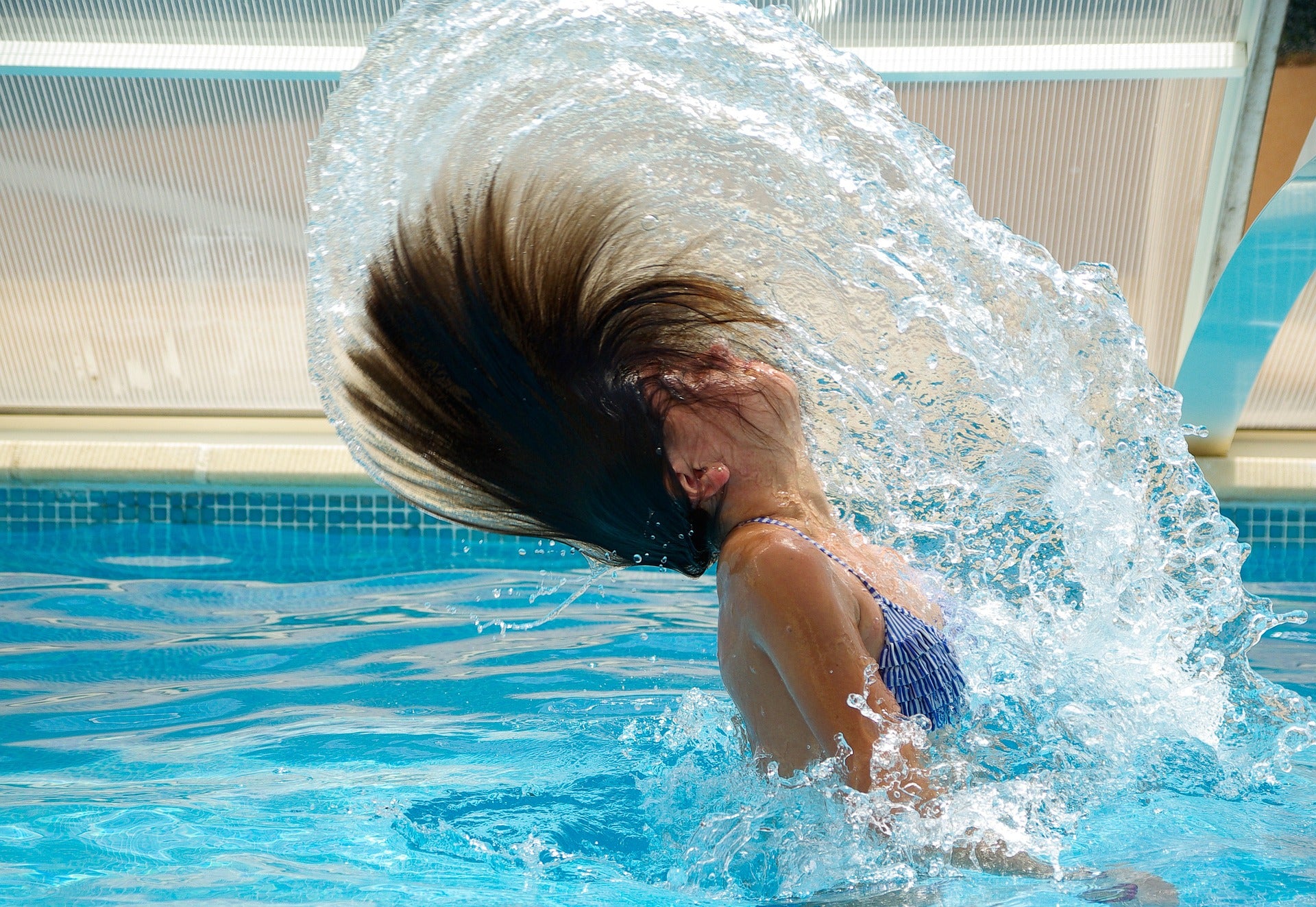 Does swimming pool water really turn blonde hair green?
